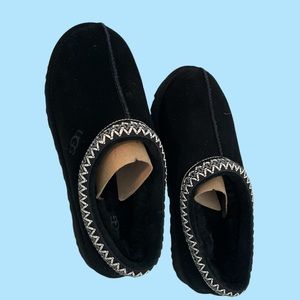 UGG Tasman Slippers, black suede W7. Never worn.